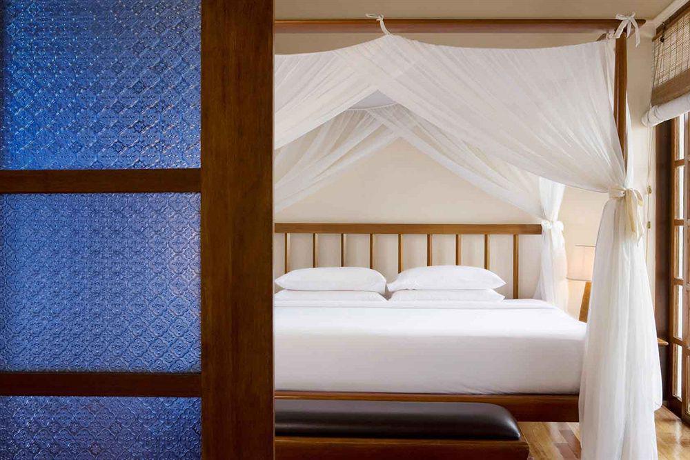 מלון Avillion פורט דיקסון מראה חיצוני תמונה A bed with a mosquito net